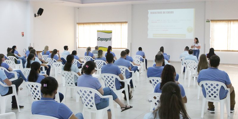 Empregados da Copagril participam de palestra do Setembro Amarelo