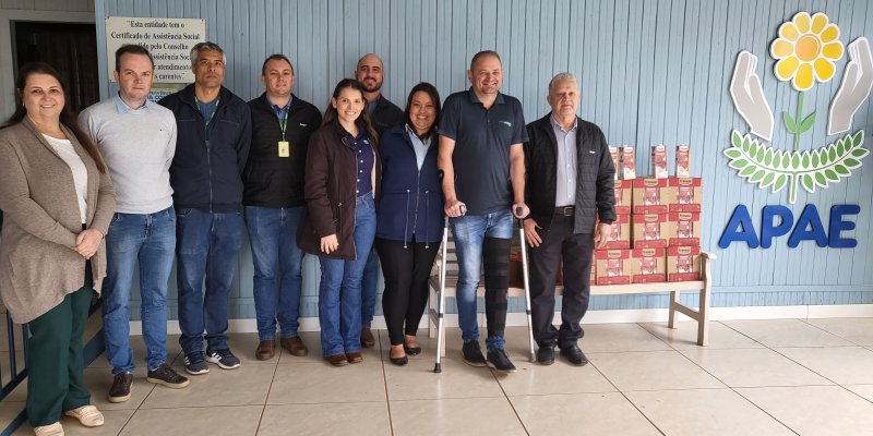 Copagril e Ceva entregam caixas de leite para o asilo e APAE