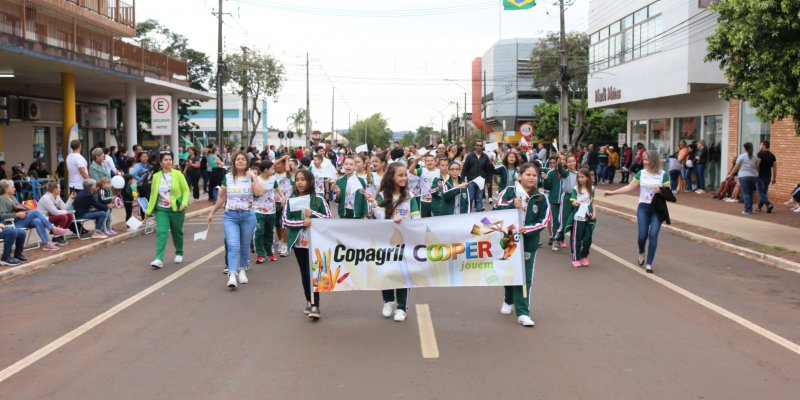 Escolas apoiadas pelo Programa Cooperjovem celebram independ&ecirc;ncia do Brasil e o cooperativismo