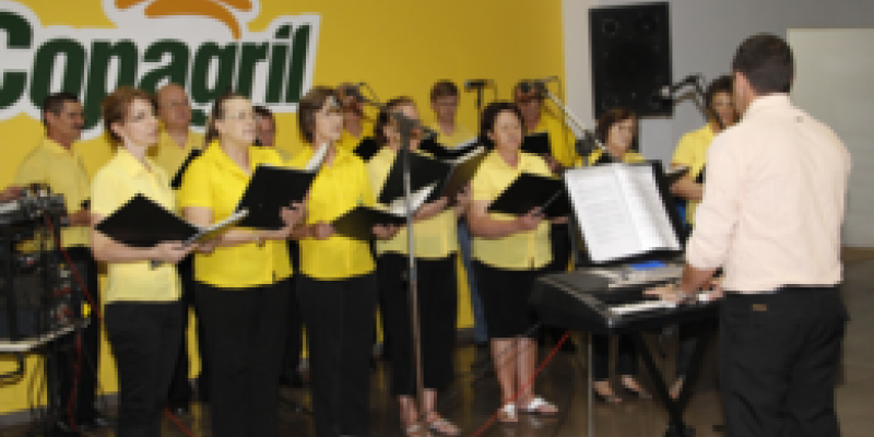 Coral Copagril faz brilhante apresenta&ccedil;&atilde;o no Supermercado Copagril da Avenida Rio Grande do Sul     