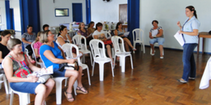 Comit&ecirc;s Femininos recebem orienta&ccedil;&otilde;es sobre manipula&ccedil;&atilde;o de alimentos para o Dia de Campo            