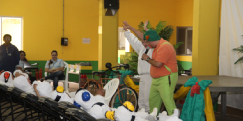 Apresenta&ccedil;&atilde;o humor&iacute;stica &eacute; realizada aos funcion&aacute;rios da UIA                            