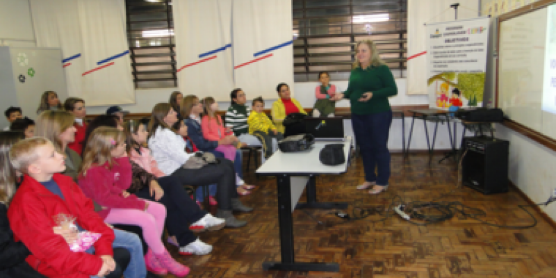 Palestra sobre motiva&ccedil;&atilde;o &eacute; realizada na Escola Crian&ccedil;a Feliz