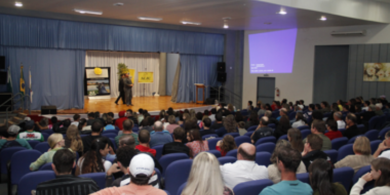 Seis pe&ccedil;as teatrais s&atilde;o apresentadas na primeira fase da Maratona Cultural da ACJC                  