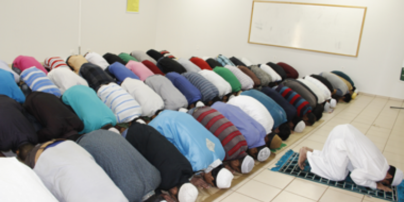 Mu&ccedil;ulmanos que trabalham na UIA celebram final do per&iacute;odo Ramad&atilde;