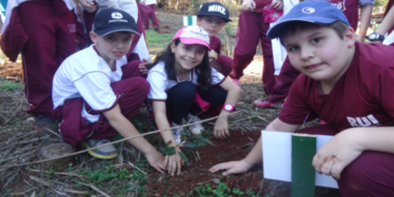Alunos do Rui Barbosa visitam Unidade Industrial de Aves