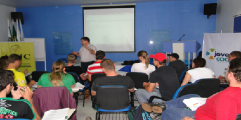 &ldquo;Educa&ccedil;&atilde;o e empreendimento cooperativista&rdquo; &eacute; tema do &uacute;ltimo m&oacute;dulo do curso Jovemcoop 