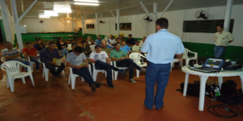 Produtores de leite participam de palestra e Noite de Neg&oacute;cios 