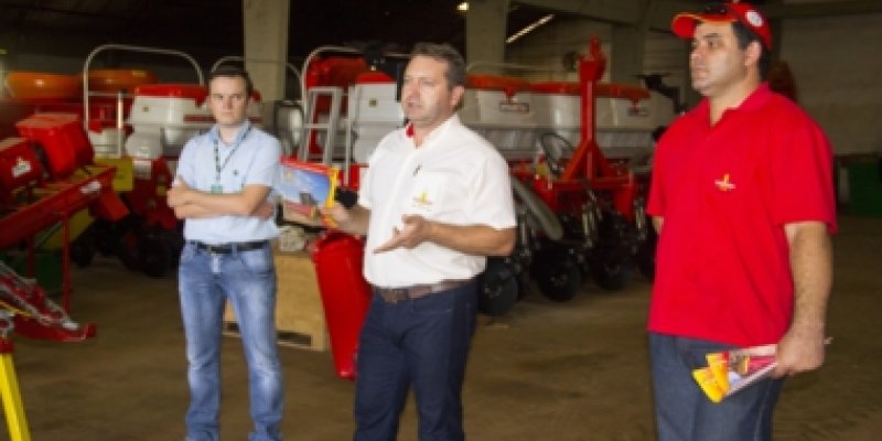 Funcion&aacute;rios e vendedores recebem treinamento da Vence Tudo