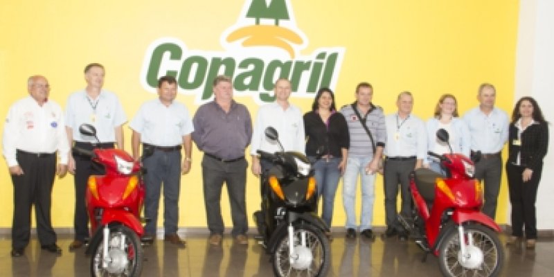 Supermercados Copagril e Huber Alimentos entregam motos sorteadas em promo&ccedil;&atilde;o