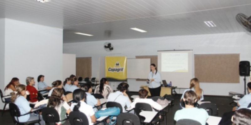 Zeladoras da Copagril recebem treinamento