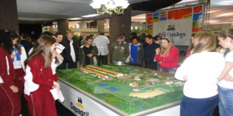  Copagril participa da feira de profiss&otilde;es