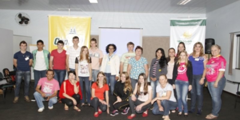  Jovens aperfei&ccedil;oam comunica&ccedil;&atilde;o e orat&oacute;ria