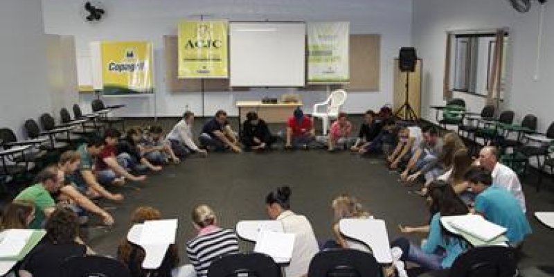 Jovens e mulheres t&ecirc;m terceiro m&oacute;dulo do curso de lideran&ccedil;a