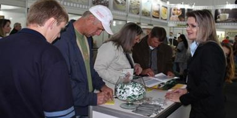 Sorteio de pr&ecirc;mios aos visitantes dos estandes da Copagril na Expo Rondon &eacute; realizado